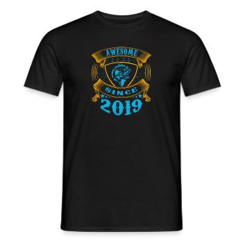 Awesome since 2019. Angel, Angler Geburtstag - Männer T-Shirt - Schwarz - Vorne - AI Model Male 178 light (178cm)