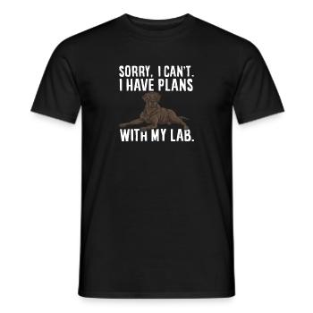Chocolate Labrador Retriever Hund - Männer T-Shirt - Schwarz - Vorne - AI Model Male 178 light (178cm)