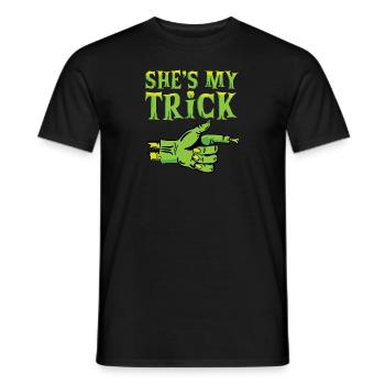 Halloween-Pärchen sie ist mein Trick feiern - Männer T-Shirt - Schwarz - Vorne - AI Model Male 178 light (178cm)