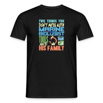Two Things You Don't Mess With Marine Biologist - Männer T-Shirt - Schwarz - Vorne - AI Model Male 178 light (178cm)