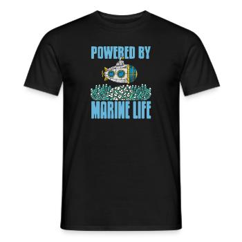Powered By Marine Life Awesome Marine Biologist - Männer T-Shirt - Schwarz - Vorne - AI Model Male 178 light (178cm)