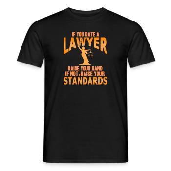 Si vous sortez avec un avocat, augmentez vos normes drôles - T-shirt homme - noir - Devant - AI Model Male 178 light (178cm)