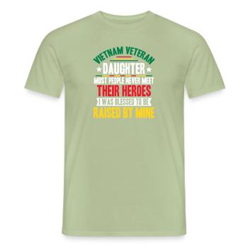 Stolze Tochter Eines Vietnam-veteranen - Männer T-Shirt - Sage - Vorne - AI Model Male 178 light (178cm)