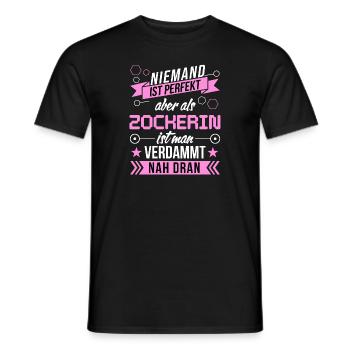 Niemand ist perfekt als Zocker aber nah dran funny - Männer T-Shirt - Schwarz - Vorne - AI Model Male 178 light (178cm)