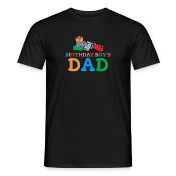 Le père d’un garçon d’anniversaire construit des blocs de construction - T-shirt homme - noir - Devant - AI Model Male 178 light (178cm)