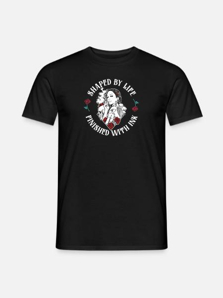 Vom Leben gezeichnet - Mit Tinte vollendet - Männer T-Shirt - Schwarz