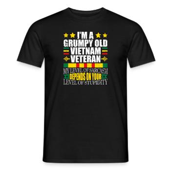 Ne sous-estimez jamais un vieil homme qui est aussi - T-shirt homme - noir - Devant - AI Model Male 178 light (178cm)