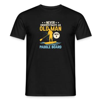 Never Underestimate An Old Man With A Paddle Board - Männer T-Shirt - Schwarz - Vorne - AI Model Male 178 light (178cm)