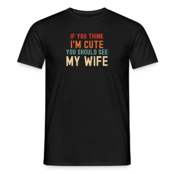 Wenn du denkst, dass ich süß bin, solltest du meine Frau sehen - Männer T-Shirt - Schwarz - Vorne - AI Model Male 178 light (178cm)