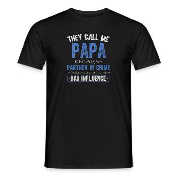 Sie nennen mich Papa, weil ich ein Komplize bin - Männer T-Shirt - Schwarz - Vorne - AI Model Male 178 light (178cm)