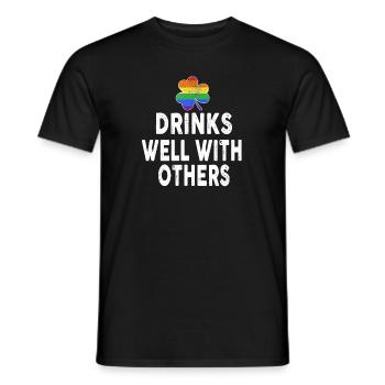 Drinks Well With Others LGBT Gay St Patricks Day - Männer T-Shirt - Schwarz - Vorne - AI Model Male 178 light (178cm)