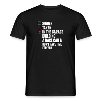 Einzelne Aufnahme In Der Garage Gebäude Rennwagen - Männer T-Shirt - Schwarz - Vorne - AI Model Male 178 light (178cm)
