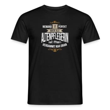 Perfekt als Altenpflegerin Pflegerin Pflegekraft - Männer T-Shirt - Schwarz - Vorne - AI Model Male 178 light (178cm)