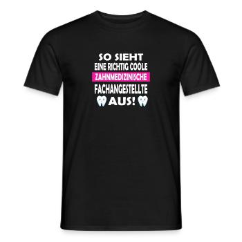 so sieht eine zahnmedizinische Fachangestellte aus - Männer T-Shirt - Schwarz - Vorne - AI Model Male 178 light (178cm)