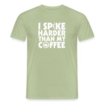 C’est drôle que je pointe plus fort que mon Coffee Spiker Volleyb - T-shirt homme - vert sauge - Devant - AI Model Male 178 light (178cm)