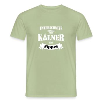 Köln unterschätze niemals einen Kölner aus Nippes - Männer T-Shirt - Sage - Vorne - AI Model Male 178 light (178cm)