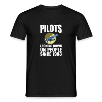 Piloten, die seit 1903 auf Menschen herabblicken - Männer T-Shirt - Schwarz - Vorne - AI Model Male 178 light (178cm)