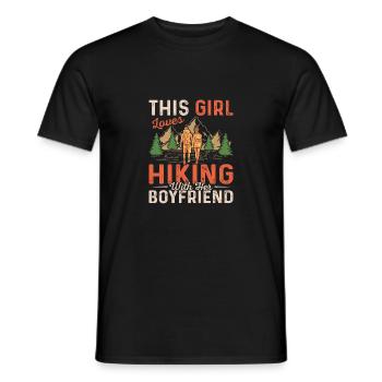 This Girl Loves Hiking With Her Boyfriend Mountain - Männer T-Shirt - Schwarz - Vorne - AI Model Male 178 light (178cm)