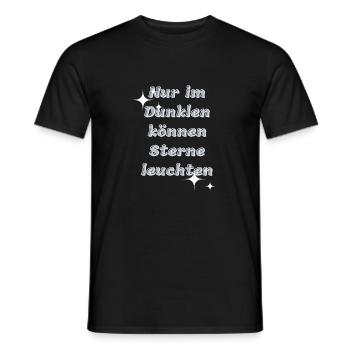 Nur im Dunkel können Sterne leuchten - Männer T-Shirt - Schwarz - Vorne - AI Model Male 178 light (178cm)