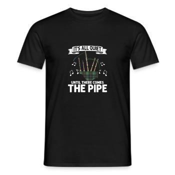 It's All Quite Until There Comes The Pipe Bagpiper - Männer T-Shirt - Schwarz - Vorne - AI Model Male 178 light (178cm)