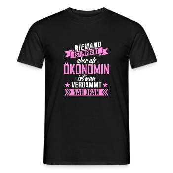 Niemand ist perfekt als Ökonom aber nah dran funny - Männer T-Shirt - Schwarz - Vorne - AI Model Male 178 light (178cm)