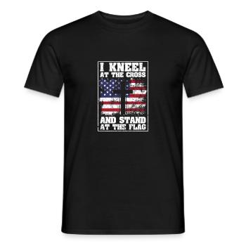 Je m’agenouille devant la croix et me tiens devant le drapeau des États-Unis. - T-shirt homme - noir - Devant - AI Model Male 178 light (178cm)