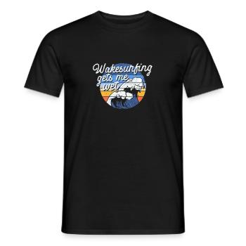 Wakesurfing Gets Me Wet Wakesurf Sommer Wake Surf - Männer T-Shirt - Schwarz - Vorne - AI Model Male 178 light (178cm)