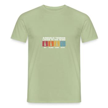 Les Airedale Terriers écoutent le mot - T-shirt homme - vert sauge - Devant - AI Model Male 178 light (178cm)