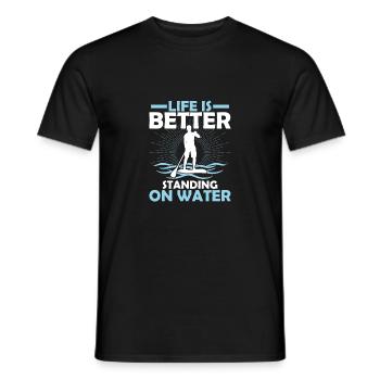 Life Is Better Standing On Water Stand Up Paddling - Männer T-Shirt - Schwarz - Vorne - AI Model Male 178 light (178cm)