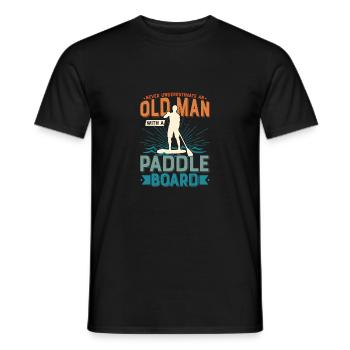 Never Underestimate An Old Man With A Paddle Board - Männer T-Shirt - Schwarz - Vorne - AI Model Male 178 light (178cm)