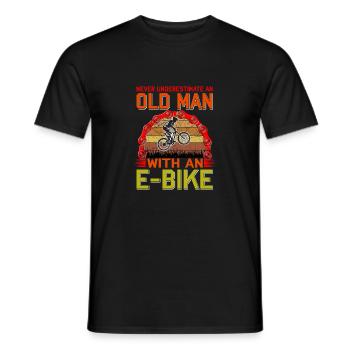 Never Underestimate an Old Man with an E BIKE - Männer T-Shirt - Schwarz - Vorne - AI Model Male 178 light (178cm)