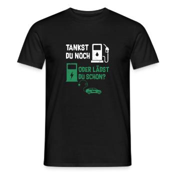 Tankst Du Noch Oder Lädst Du Schon? - Männer T-Shirt - Schwarz - Vorne - AI Model Male 178 light (178cm)