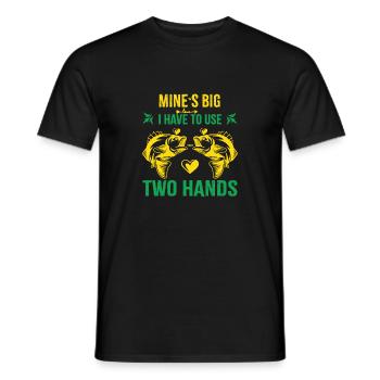 Funny Dad Fishing Mine`s Big Use Two Hands Bass Da - Männer T-Shirt - Schwarz - Vorne - AI Model Male 178 light (178cm)