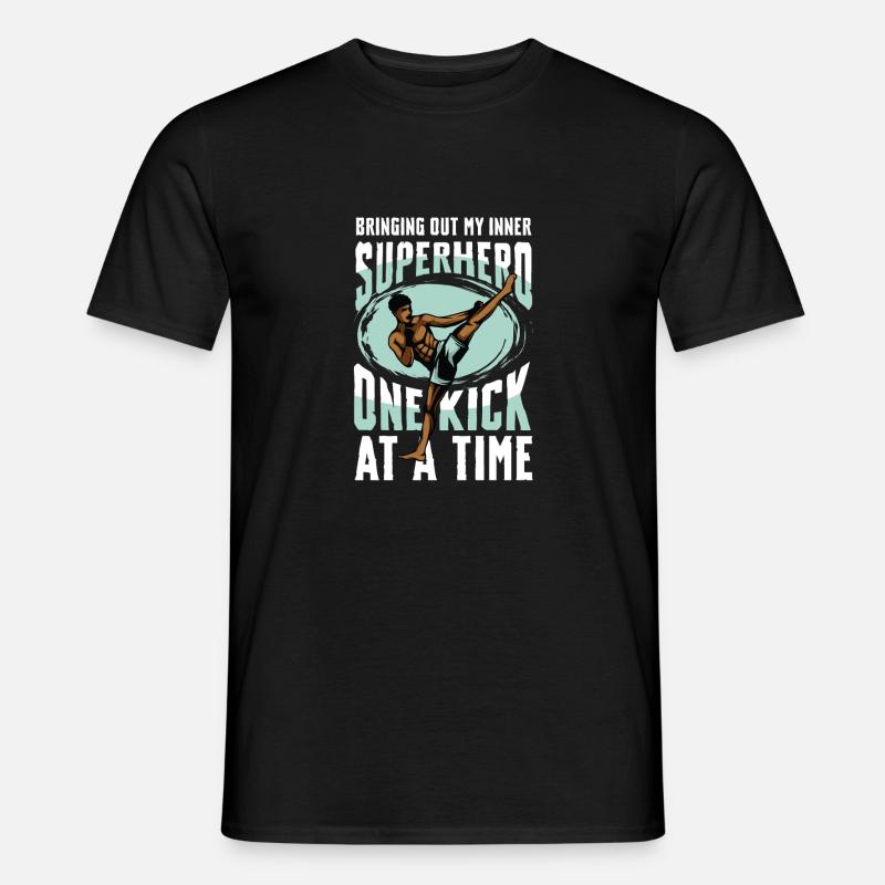 Muay Thai Superheld Ein Tritt zur Zeit - Männer T-Shirt - Schwarz