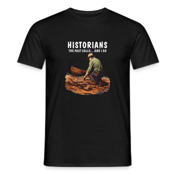 HISTORIANS THE PAST CALLS... AND I GO - Männer T-Shirt - Schwarz - Vorne - AI Model Male 178 light (178cm)