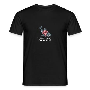 Pull requin avec cœur – Vous m’avez eu à la première bouchée - T-shirt homme - noir - Devant - AI Model Male 178 light (178cm)