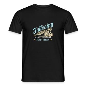 Tattoo Artist Tattooing The Most Tattoo Enthusiast - Männer T-Shirt - Schwarz - Vorne - AI Model Male 178 light (178cm)