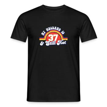My Husband Is 37 And Still Hot Proud Wife 37th - Männer T-Shirt - Schwarz - Vorne - AI Model Male 178 light (178cm)