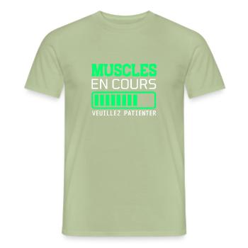 MUSCLES EN COURS idée cadeau humour - T-shirt homme - vert sauge - Devant - AI Model Male 178 light (178cm)