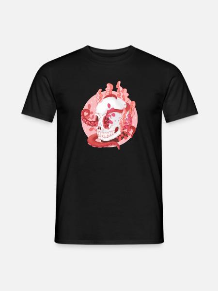 Octopus in the skull under water in front of divers - Men's T-Shirt - black