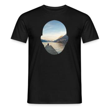 in der ferne auf einem Steg - Geschihcte im Kopf - Männer T-Shirt - Schwarz - Vorne - AI Model Male 178 light (178cm)