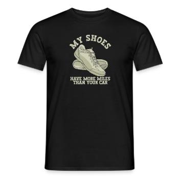 Meine Schuhe Haben Mehr Kilometer Als Dein Auto - Männer T-Shirt - Schwarz - Vorne - AI Model Male 178 light (178cm)