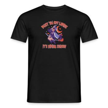 Dust 'Em Off Ladies It's Riding Season Hexenflug - Männer T-Shirt - Schwarz - Vorne - AI Model Male 178 light (178cm)