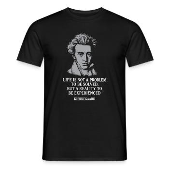 Zitat von Søren Kierkegaard: - Männer T-Shirt - Schwarz - Vorne - AI Model Male 178 light (178cm)