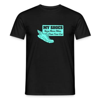 Meine Schuhe Haben Mehr Kilometer Als Dein Auto - Männer T-Shirt - Schwarz - Vorne - AI Model Male 178 light (178cm)