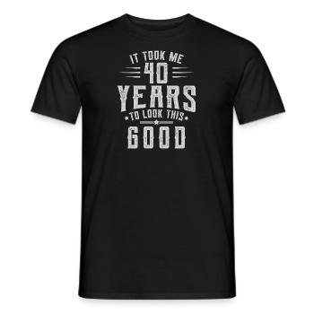 40. Geburtstag Geschenk: Es dauerte 40 Jahre - Männer T-Shirt - Schwarz - Vorne - AI Model Male 178 light (178cm)
