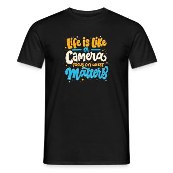 Life Is Like A Camera Fotografie Kamera - Männer T-Shirt - Schwarz - Vorne - AI Model Male 178 light (178cm)
