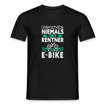 Unterschätze niemals einen Rentner mit einem Ebike - Männer T-Shirt - Schwarz - Vorne - AI Model Male 178 light (178cm)