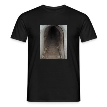 72AF1710 E609 4E5C 97B6 D18715D4AC12 - Männer T-Shirt - Schwarz - Vorne - AI Model Male 178 light (178cm)