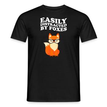 Easily Distracted By Foxes Fox - Männer T-Shirt - Schwarz - Vorne - AI Model Male 178 light (178cm)